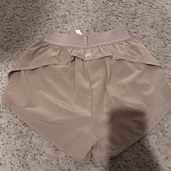 ALO Yoga match point Shorts- light cocoa - Picture 2 of 3